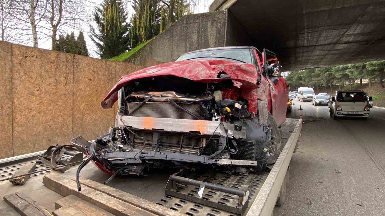 Kocaeli’de köprü ayağına çarpan otomobilin sürücüsü yaralandı