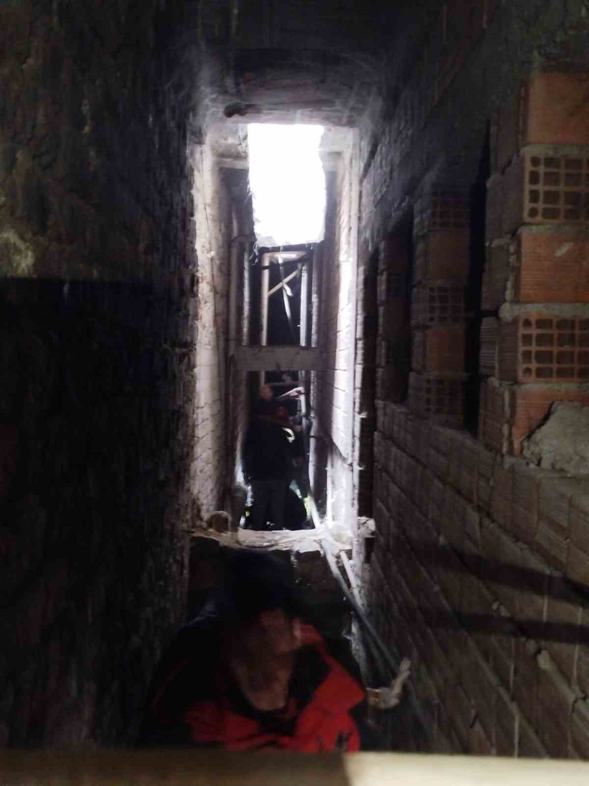 A&ccedil;ılan mazgaldan d&uuml;şen &ccedil;ocuk yaralandı
