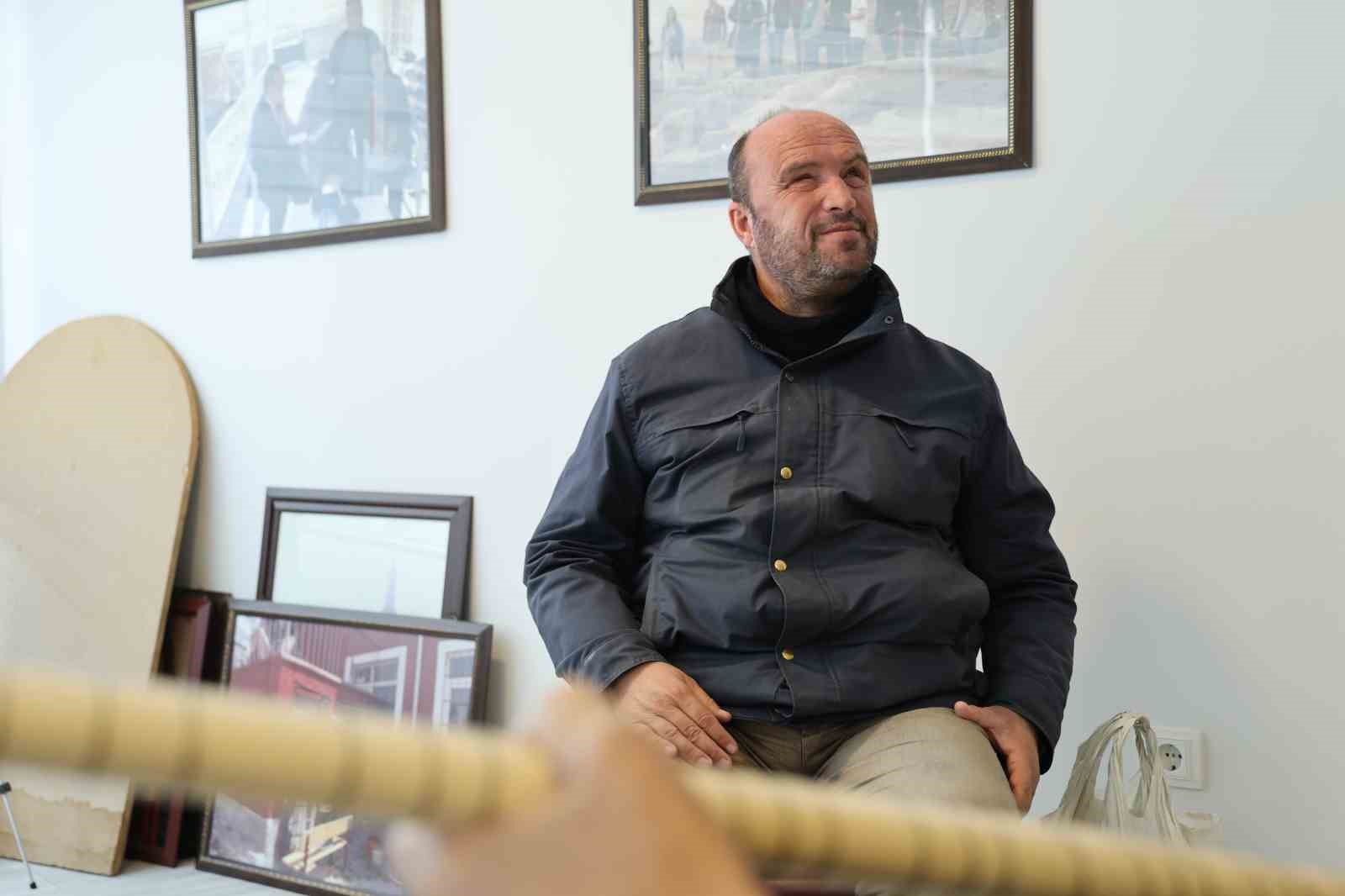 Gözleri görmüyor, hayata müzikle tutunuyor