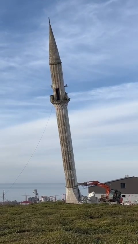 Yenisi yapılınca eski caminin minaresi kontroll&uuml; bir şekilde yıkıldı
