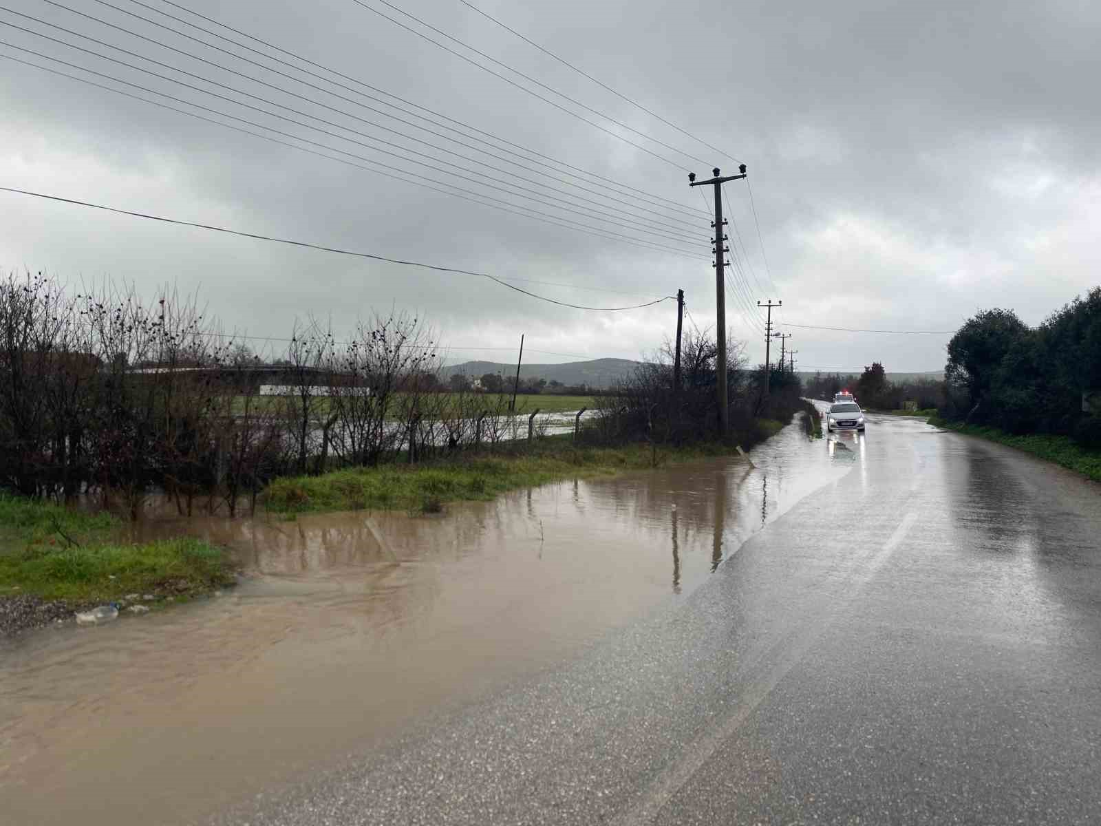 Ayvacık’ta sağanak yağış tarım arazilerini sular altında bıraktı