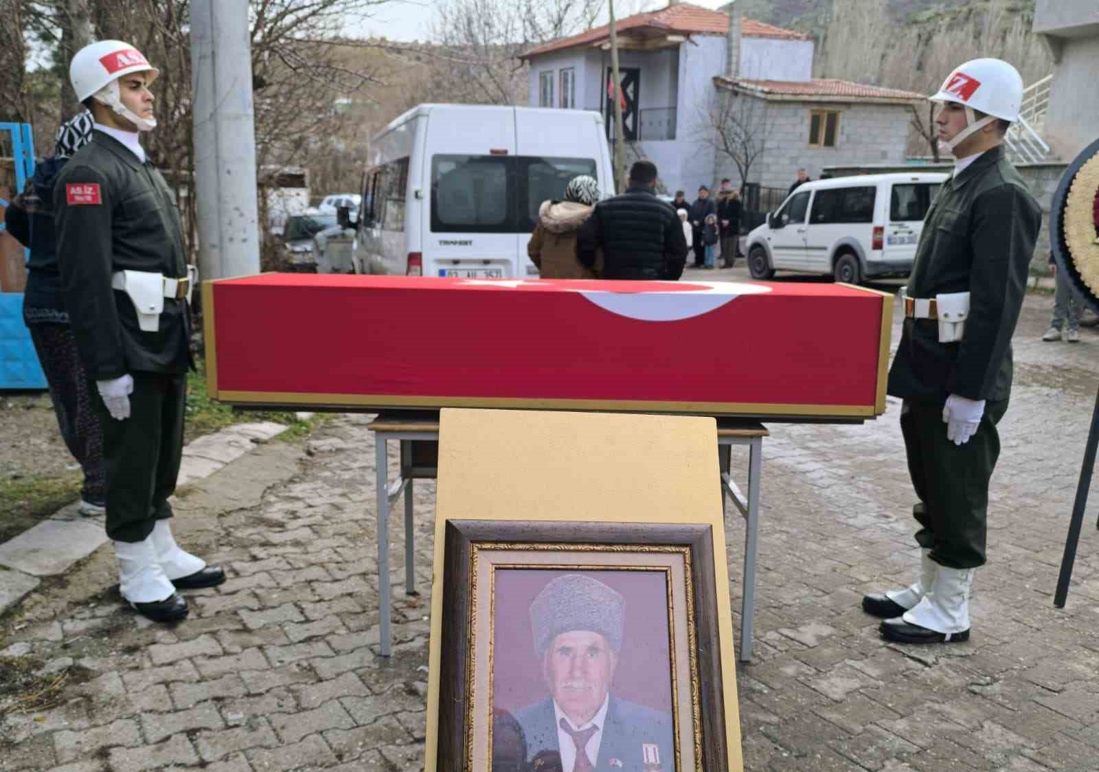 Vefat eden Kıbrıs gazisi askeri törenle toprağa verildi