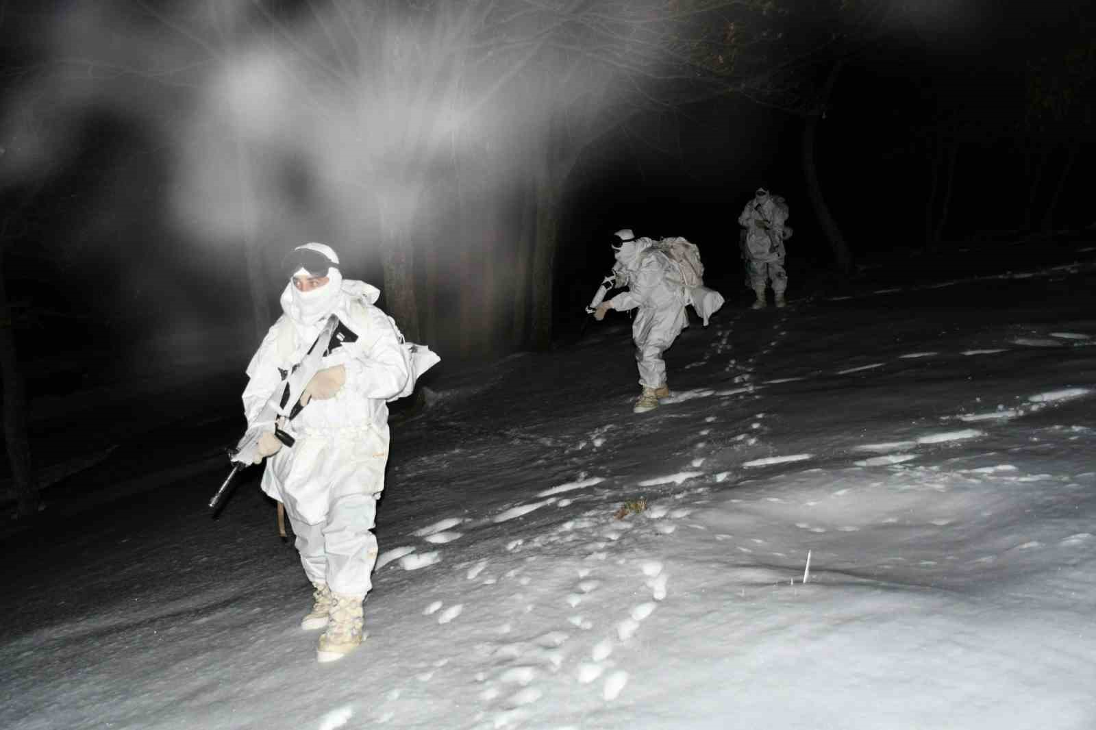 Mehmet&ccedil;iğin karlı arazide gece eğitimi
