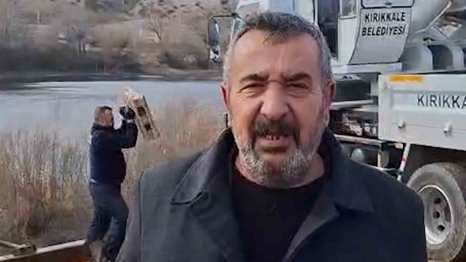 Yıkamak istediği trakt&ouml;r Kızılırmak&rsquo;a g&ouml;m&uuml;ld&uuml;: İmdadına belediye ekipleri yetişti
