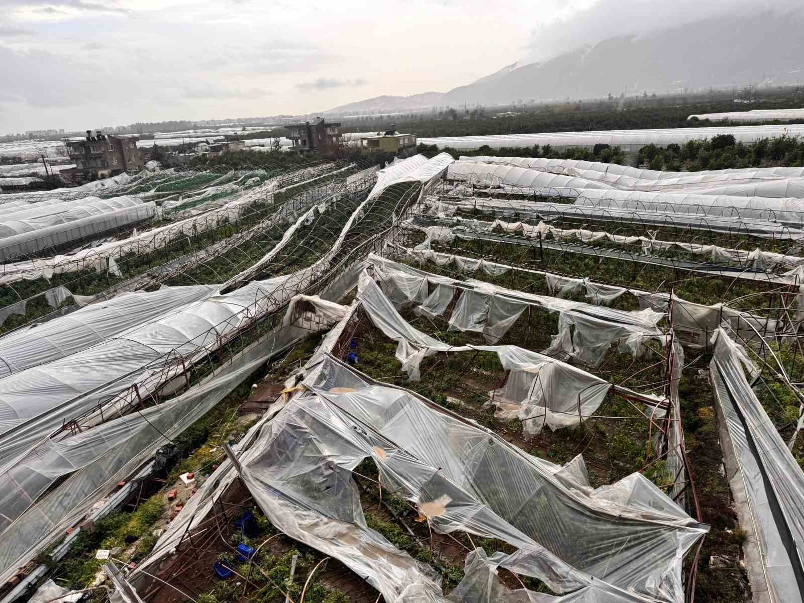Finike’de hortumun verdiği hasar gündüz ortaya çıktı