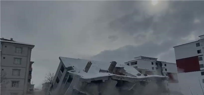 Elazığ&rsquo;da hasarlı bina iş makinesiyle yıkıldı