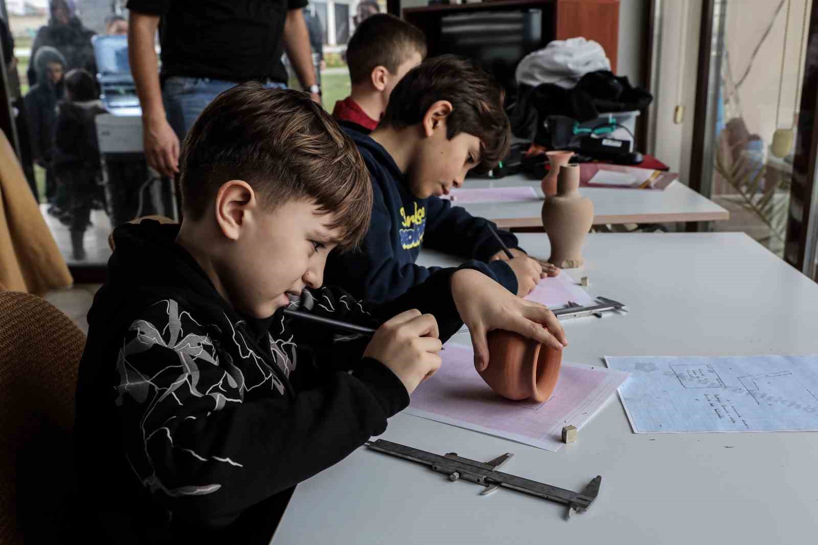 Bursa&rsquo;da minikler arkeolojiyi eğlenerek &ouml;ğrendiler
