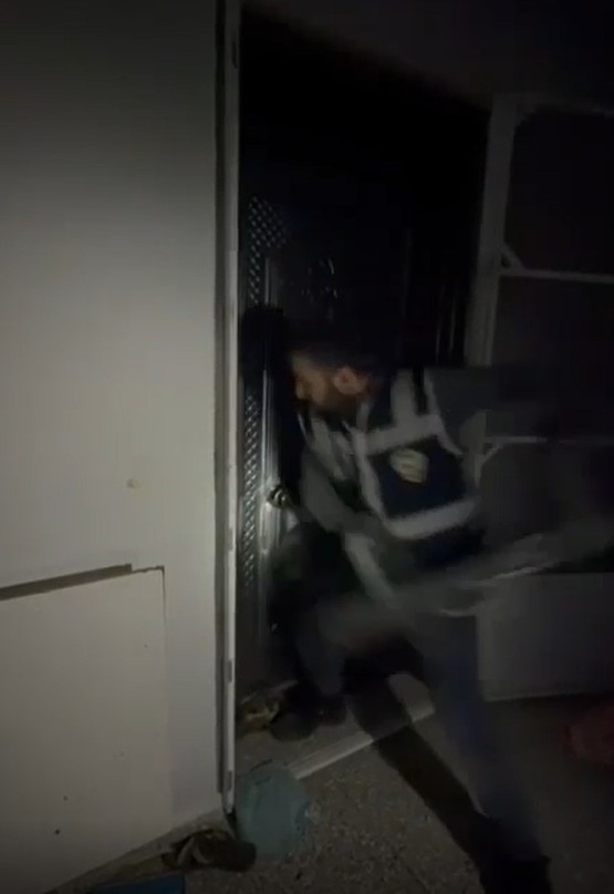 Gaziantep’te evin bodrumundan 4 ruhsatsız silah çıktı