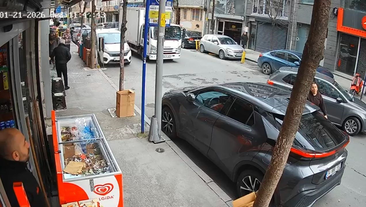 Şişli&rsquo;de otomobili park edecekken d&uuml;kkana daldı
