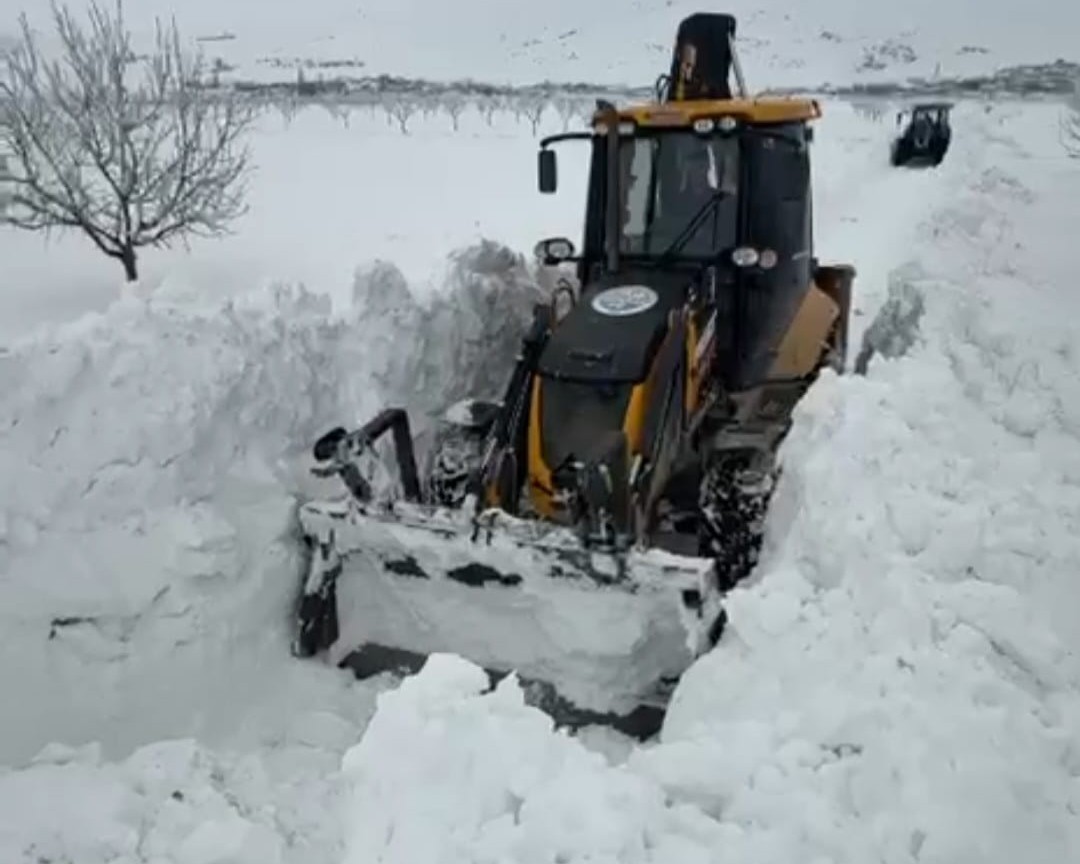 Darende Belediyesi’nden karla mücadelede yoğun mesai