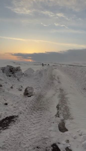 Sivas’ta yolcu midibüsü kara saplandı, mahsur kalanları muhtar kurtardı