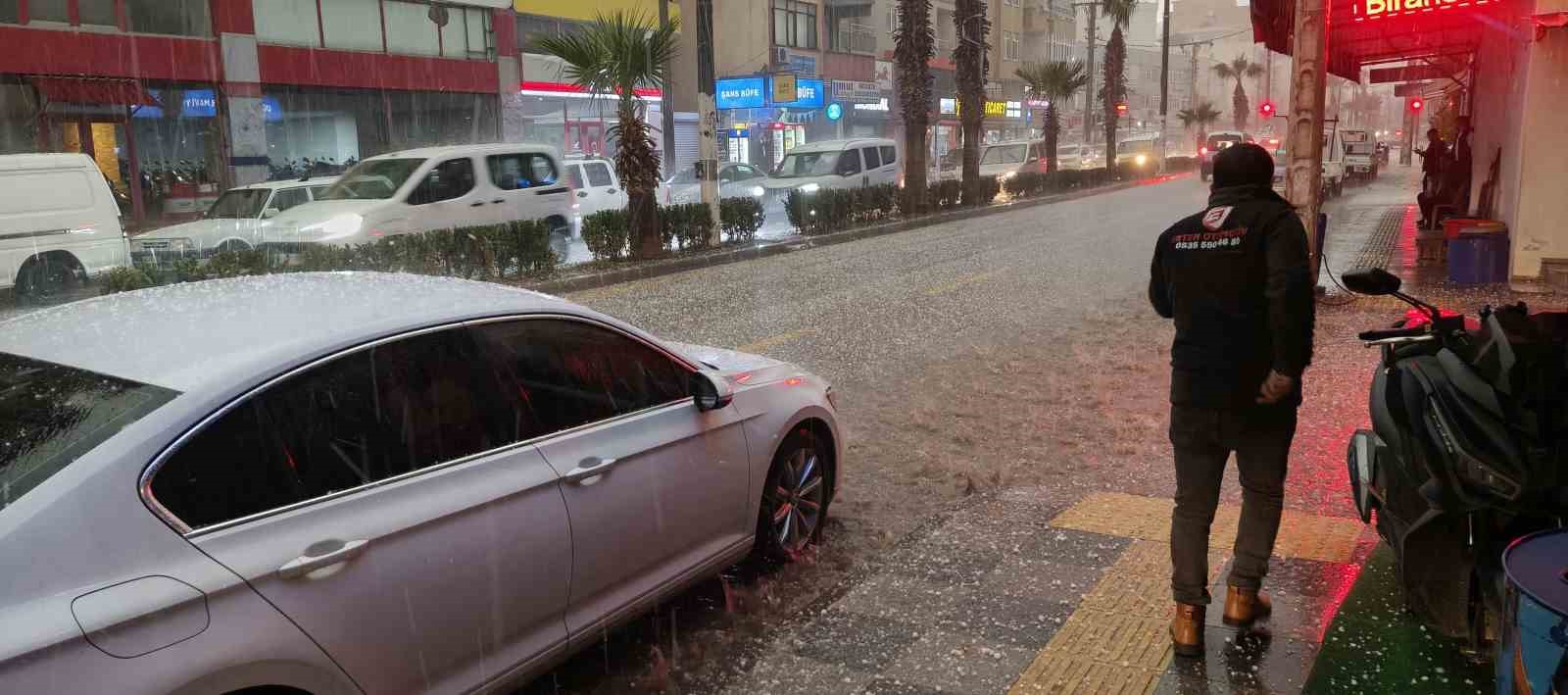 Silifke’de dolu felaketi: Sokaklar beyaza büründü, tarım alanları zarar gördü