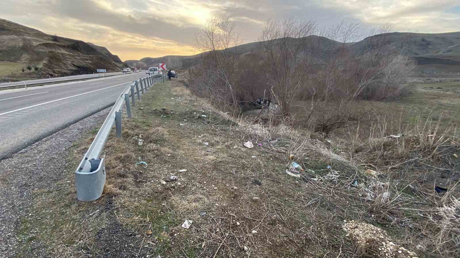 Otomobil dere yatağına u&ccedil;tu, s&uuml;r&uuml;c&uuml; yaralandı
