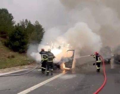 Osmaniye’de tarım işçilerini taşıyan minibüs yandı