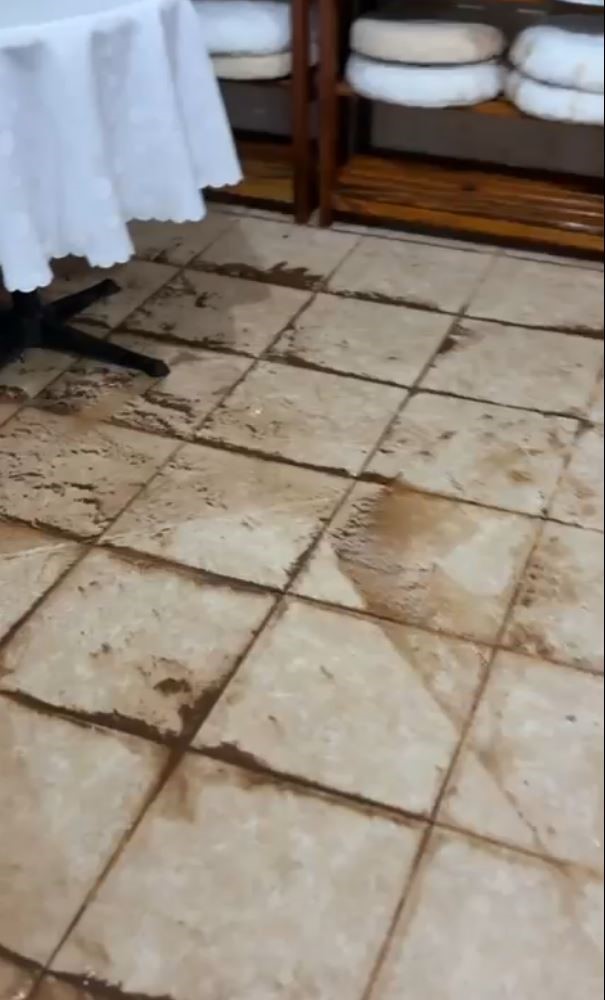 Marmaris’te sağanak yağış etkili oldu, yollar dereye döndü