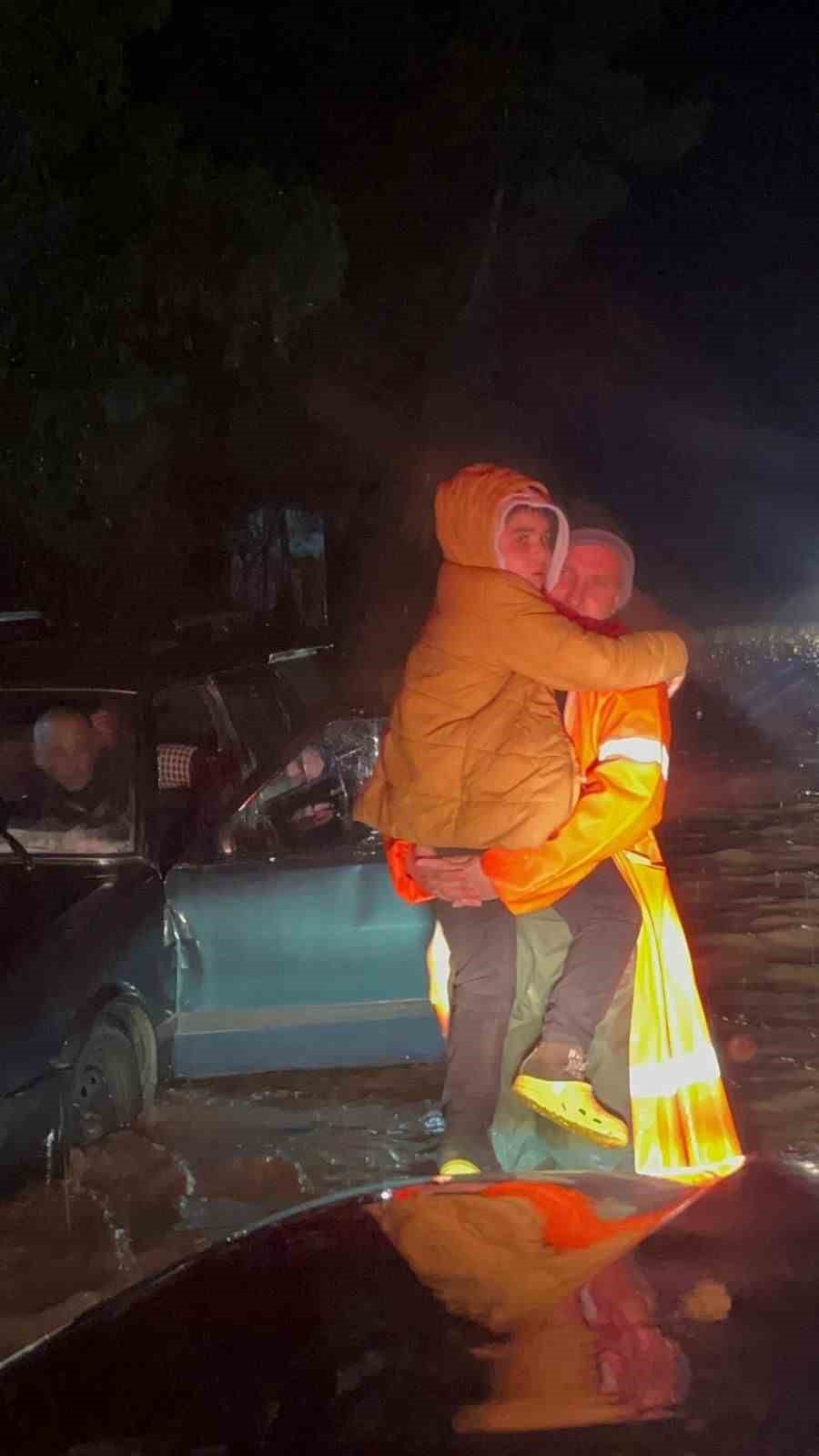 Antalya B&uuml;y&uuml;kşehir Belediyesi 714 personelle hortum ve fırtınaya m&uuml;dahale etti
