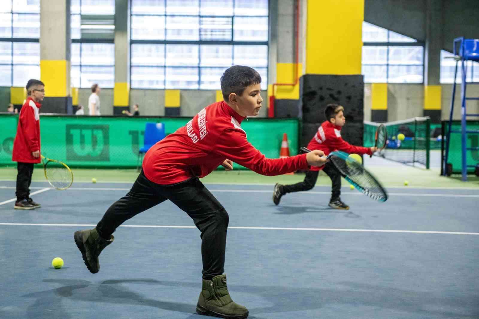Esenyurtlu öğrenciler Avrupa’nın en büyük tenis akademilerinden birini ziyaret etti