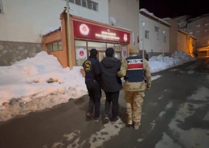 Hakkari’de 22 yıl 4 ay hapis cezası bulunan firarı yakalandı