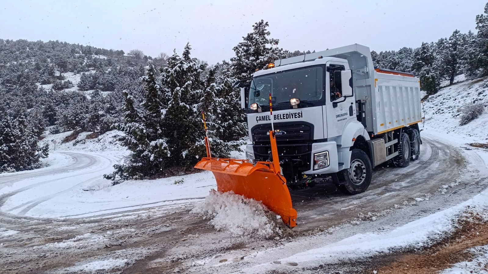 &Ccedil;ameli Belediyesi ekipleri karla m&uuml;cadeleyi aralıksız s&uuml;rd&uuml;r&uuml;yor
