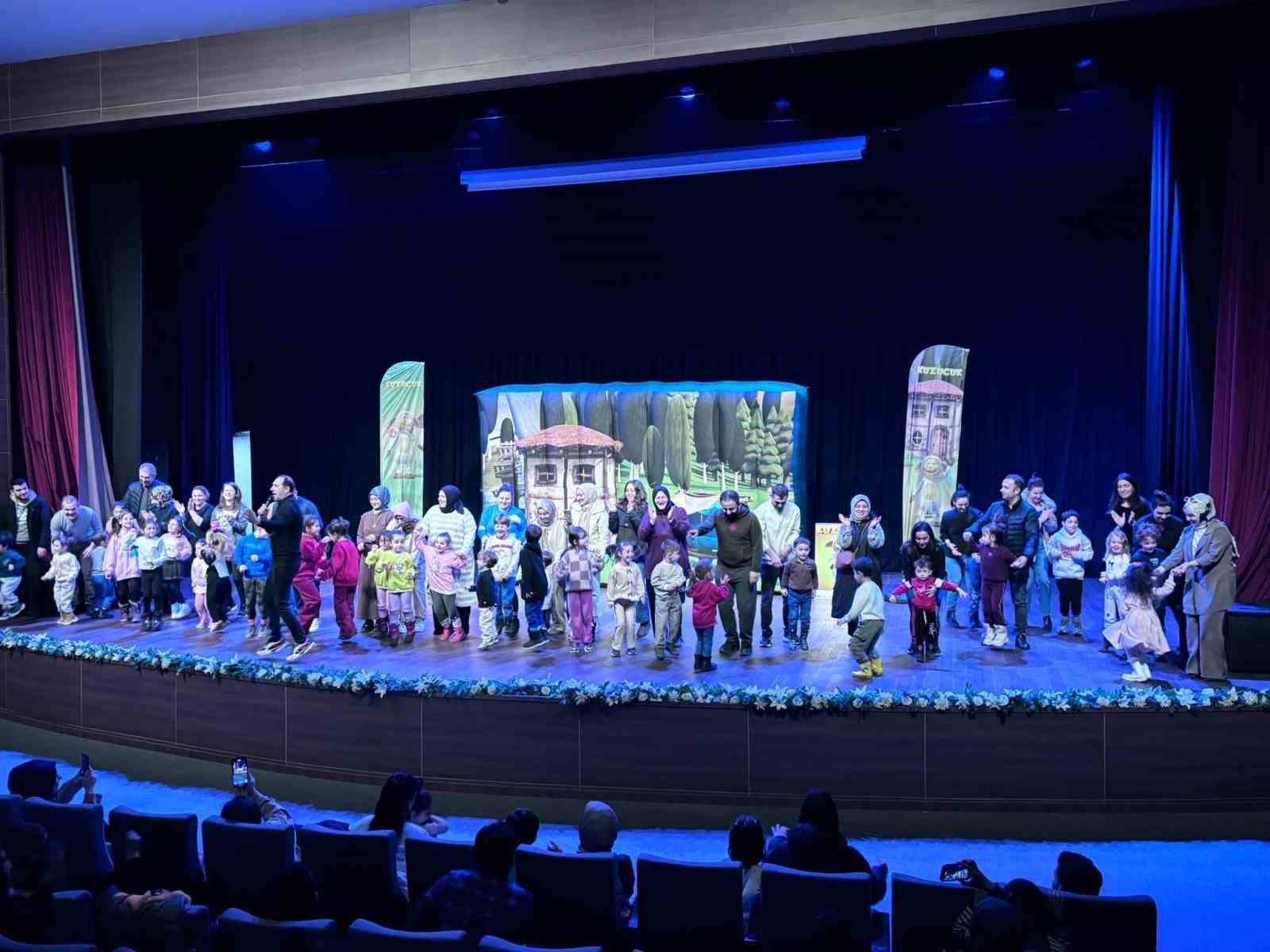 Başiskele&rsquo;de yarıyıl tatilindeki &ccedil;ocuklar "Kuzucuk" m&uuml;zikalini izledi
