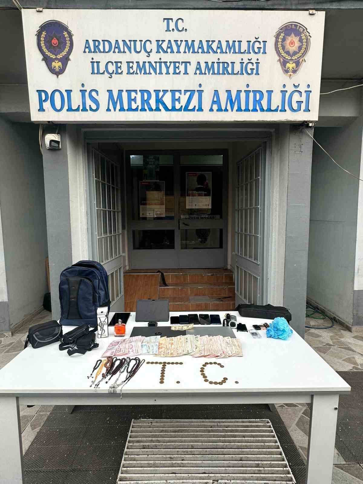 Artvin’de kafedeki hırsızlık anı kamerada