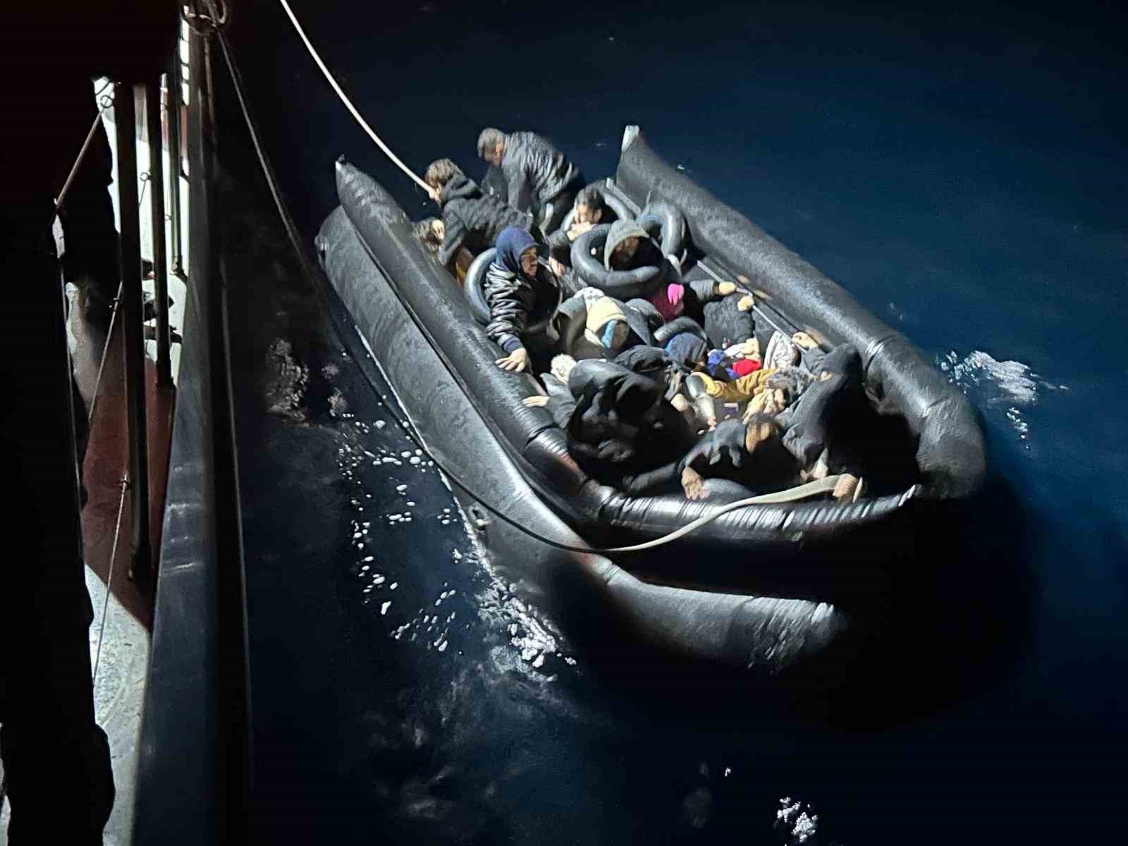 İzmir’de 33 göçmen kurtarıldı, 17 göçmen yakalandı
