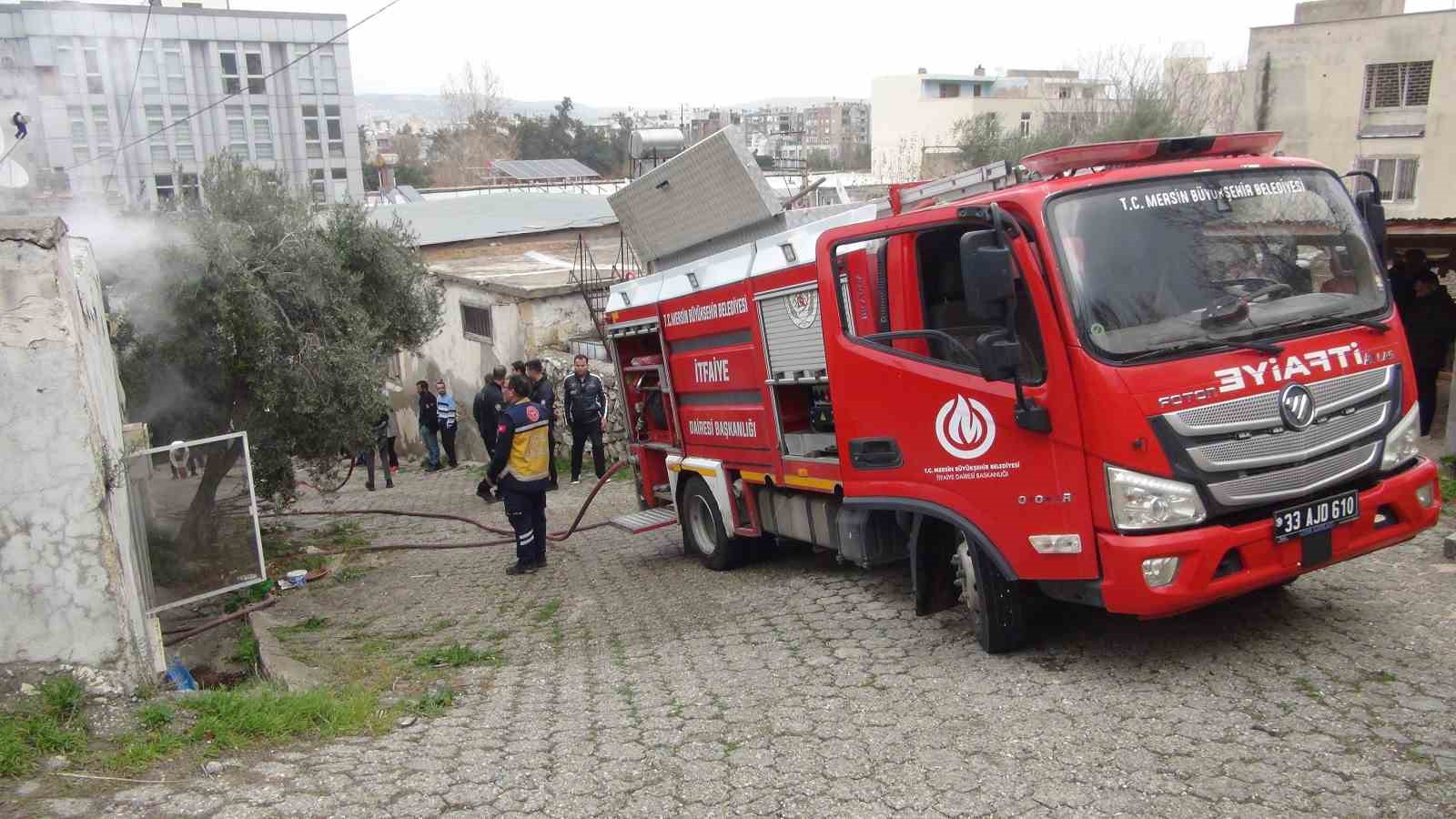 Mersin&rsquo;de ev yangını: Bir ev kullanılamaz hale geldi
