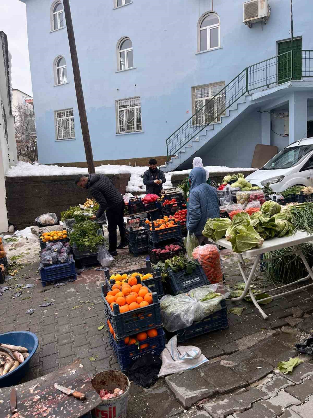 Kulp&rsquo;ta kar engeli aşıldı, salı pazarı &uuml;&ccedil; haftanın ardından a&ccedil;ıldı

