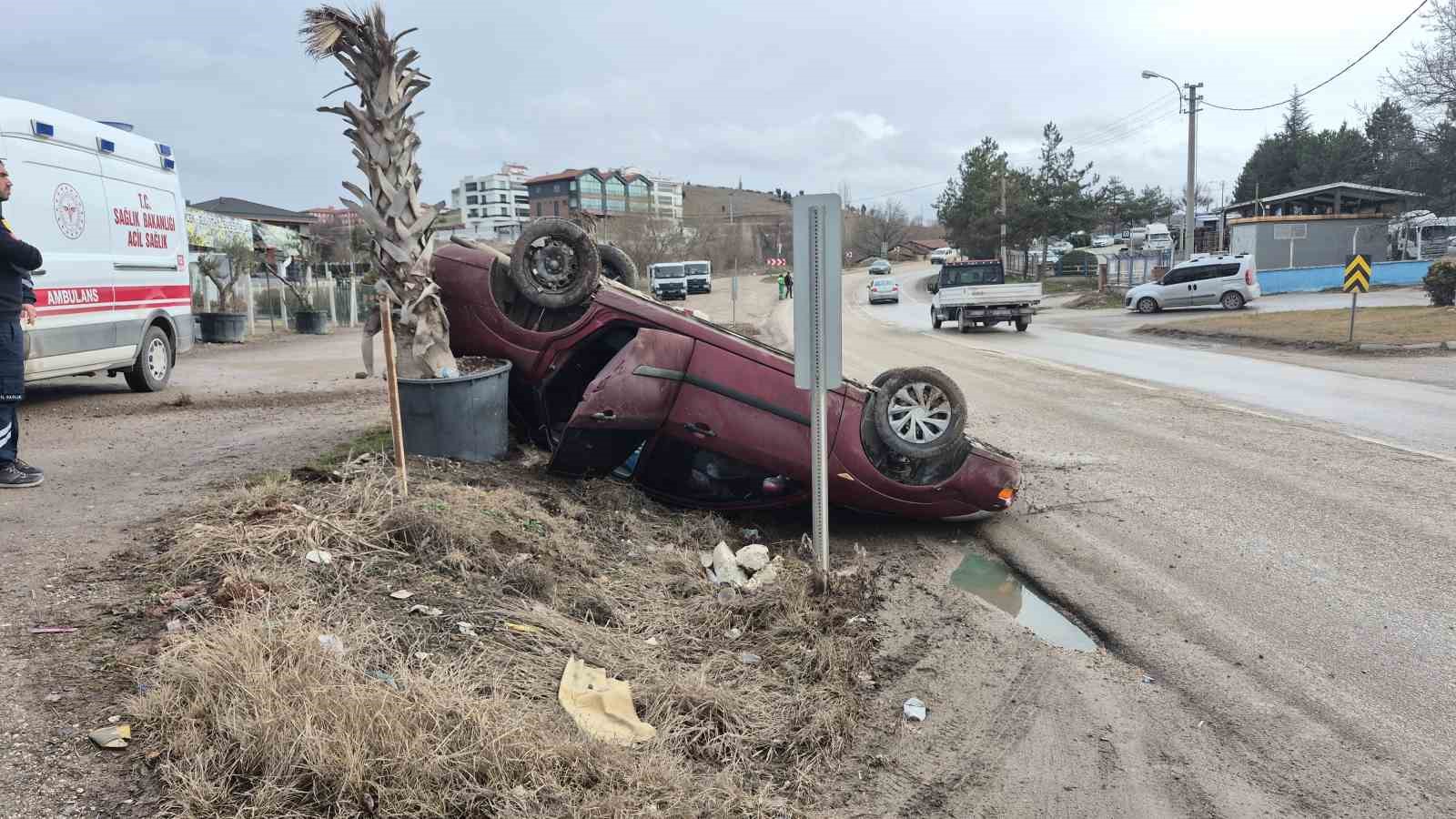 Kontrolden &ccedil;ıkan otomobil takla attı
