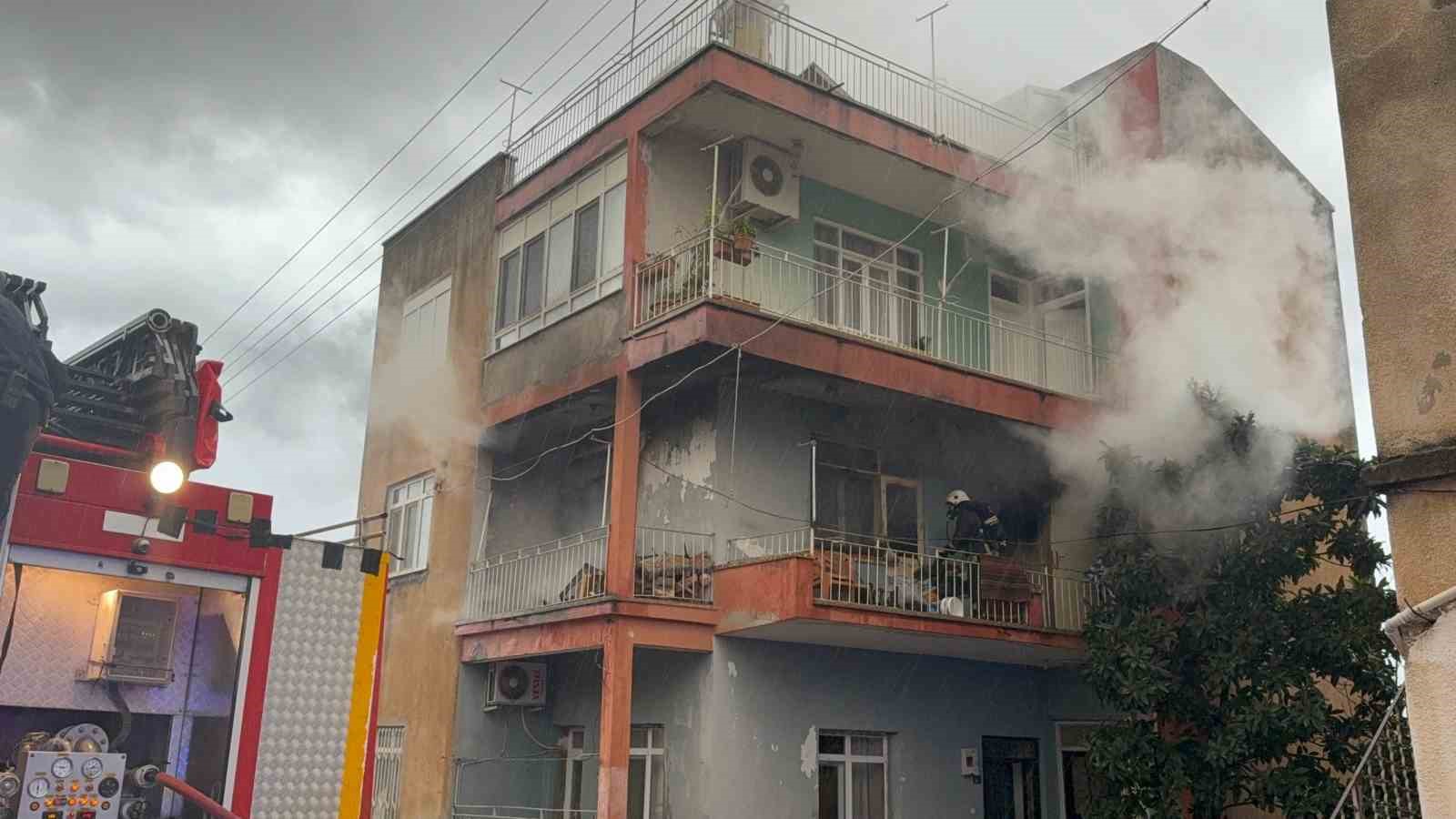 Gazipaşa&rsquo;da &uuml;&ccedil; katlı evin ikinci katında yangın &ccedil;ıktı
