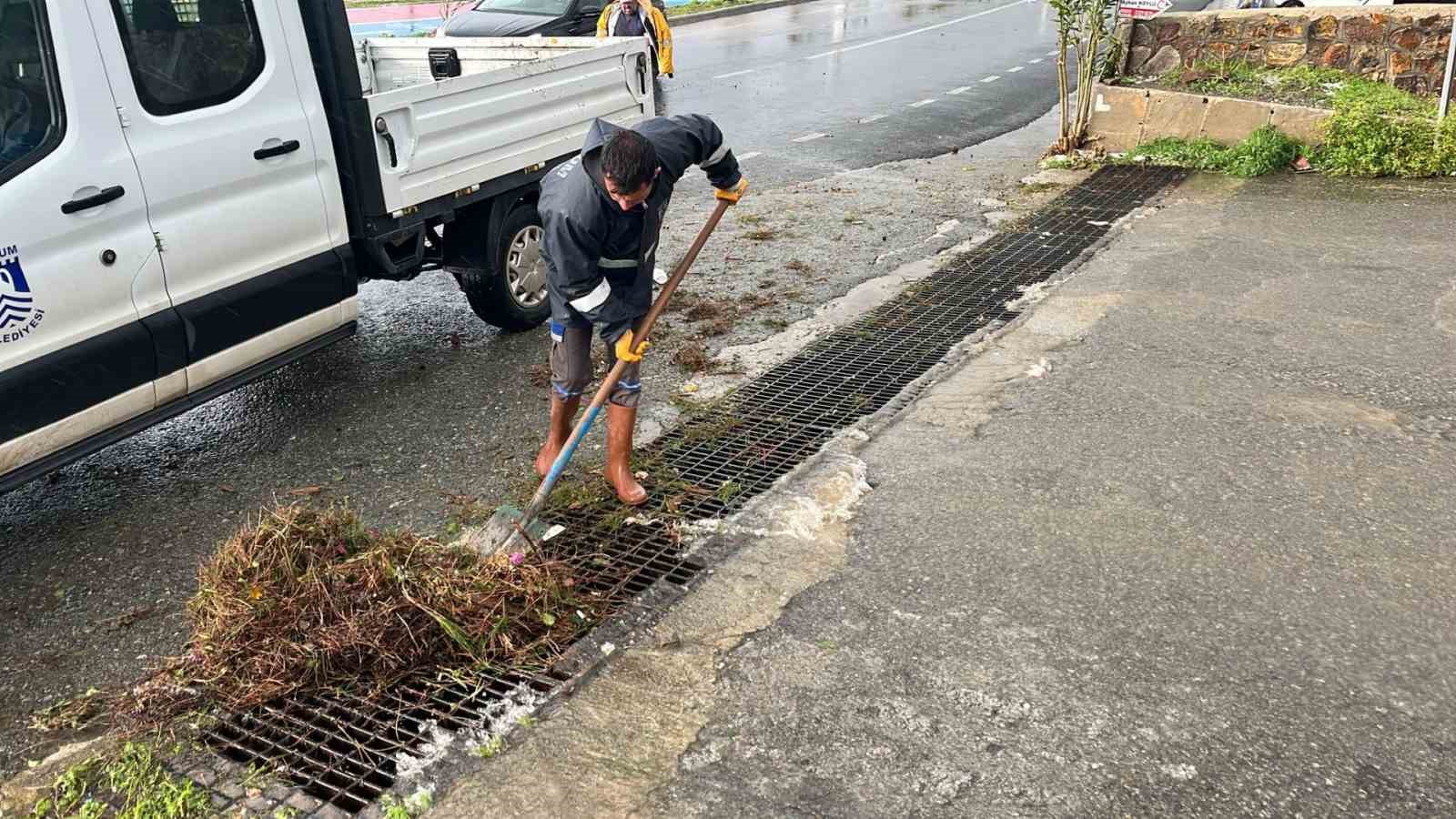 Belediye ekiplerinden fırtına ve yağış mesaisi
