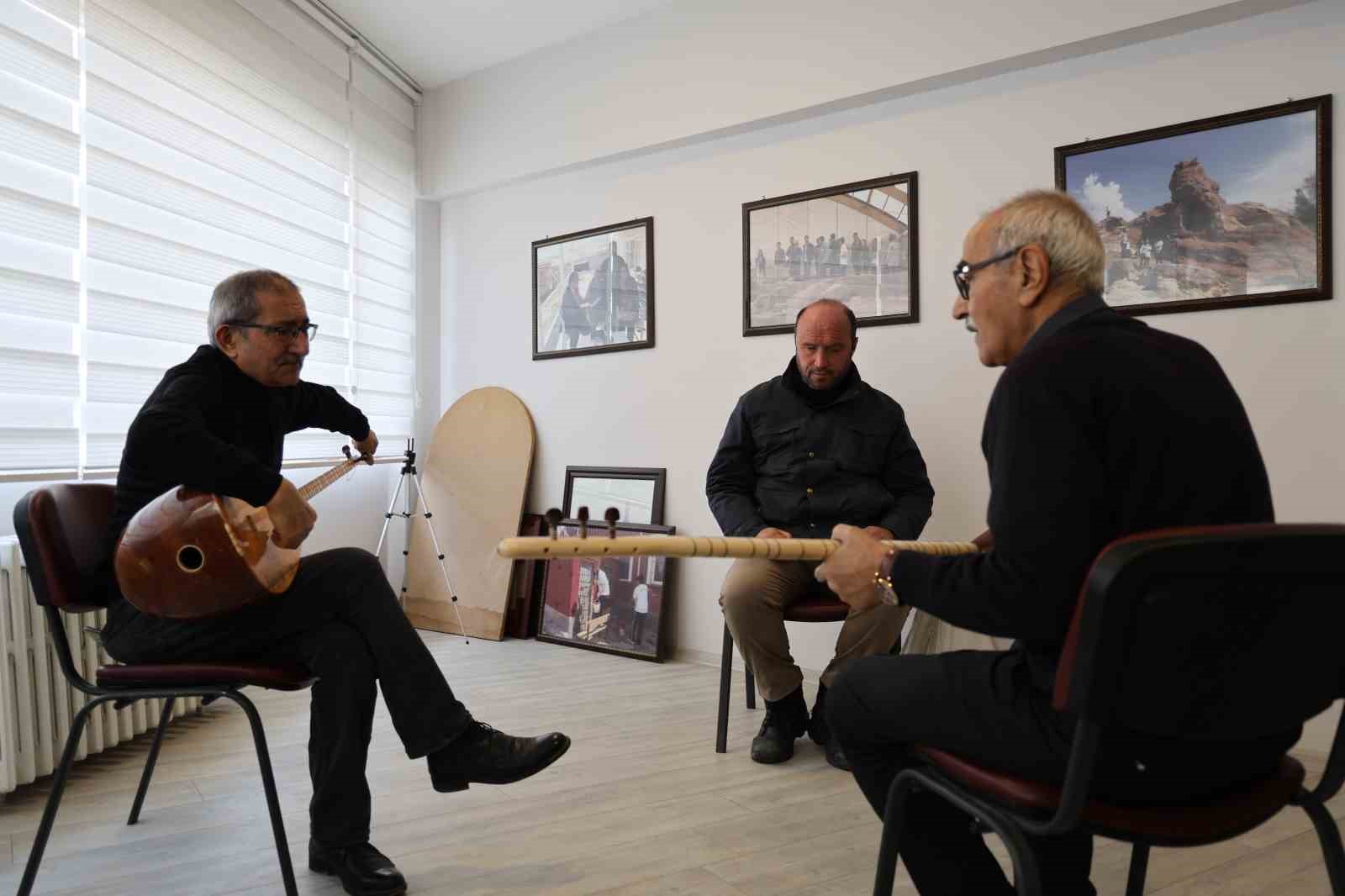 G&ouml;zleri g&ouml;rm&uuml;yor, hayata m&uuml;zikle tutunuyor
