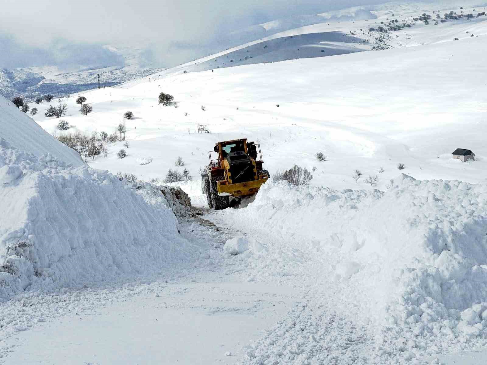Çemişgezek’te karla mücadele: Köylünün sevinci kameraya yansıdı