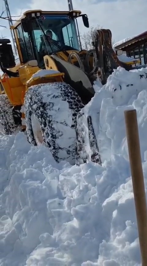 &Ccedil;emişgezek&rsquo;te karla m&uuml;cadele: K&ouml;yl&uuml;n&uuml;n sevinci kameraya yansıdı
