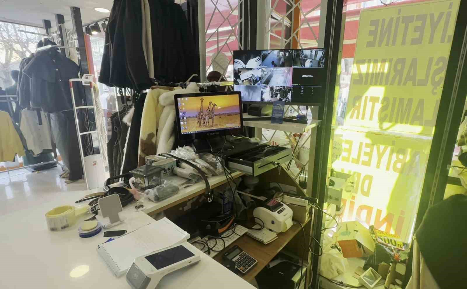 &Ouml;nce sigara i&ccedil;tiler, sonra sakin sakin d&uuml;kkanı soydular
