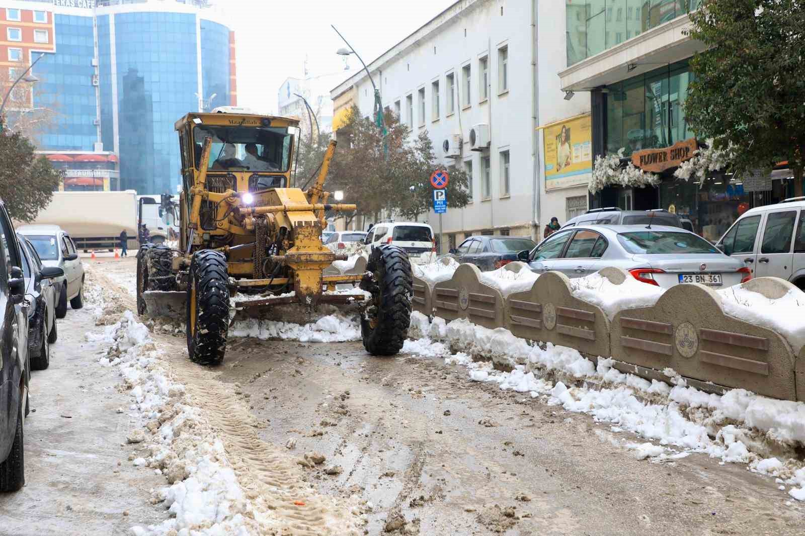 Elazığ&rsquo;da karla m&uuml;cadele &ccedil;alışmaları s&uuml;r&uuml;yor
