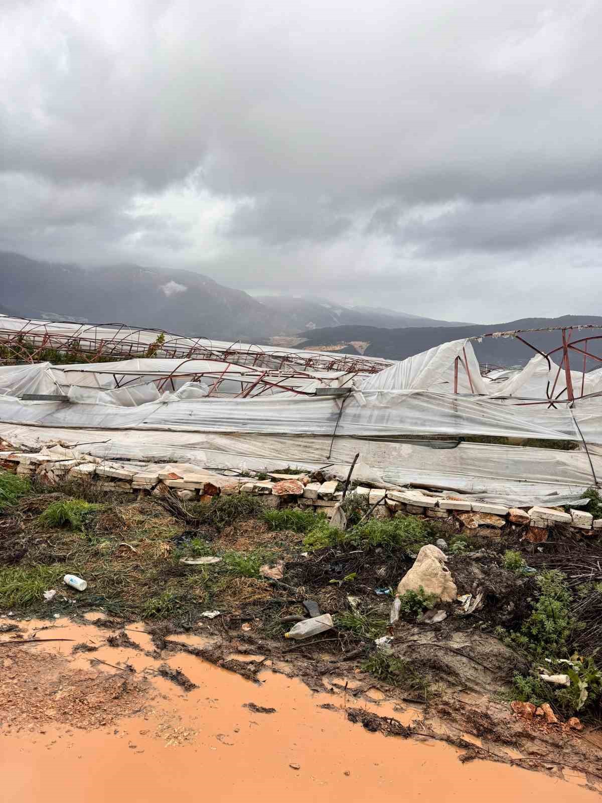 Finike&rsquo;de hortumun verdiği hasar g&uuml;nd&uuml;z ortaya &ccedil;ıktı
