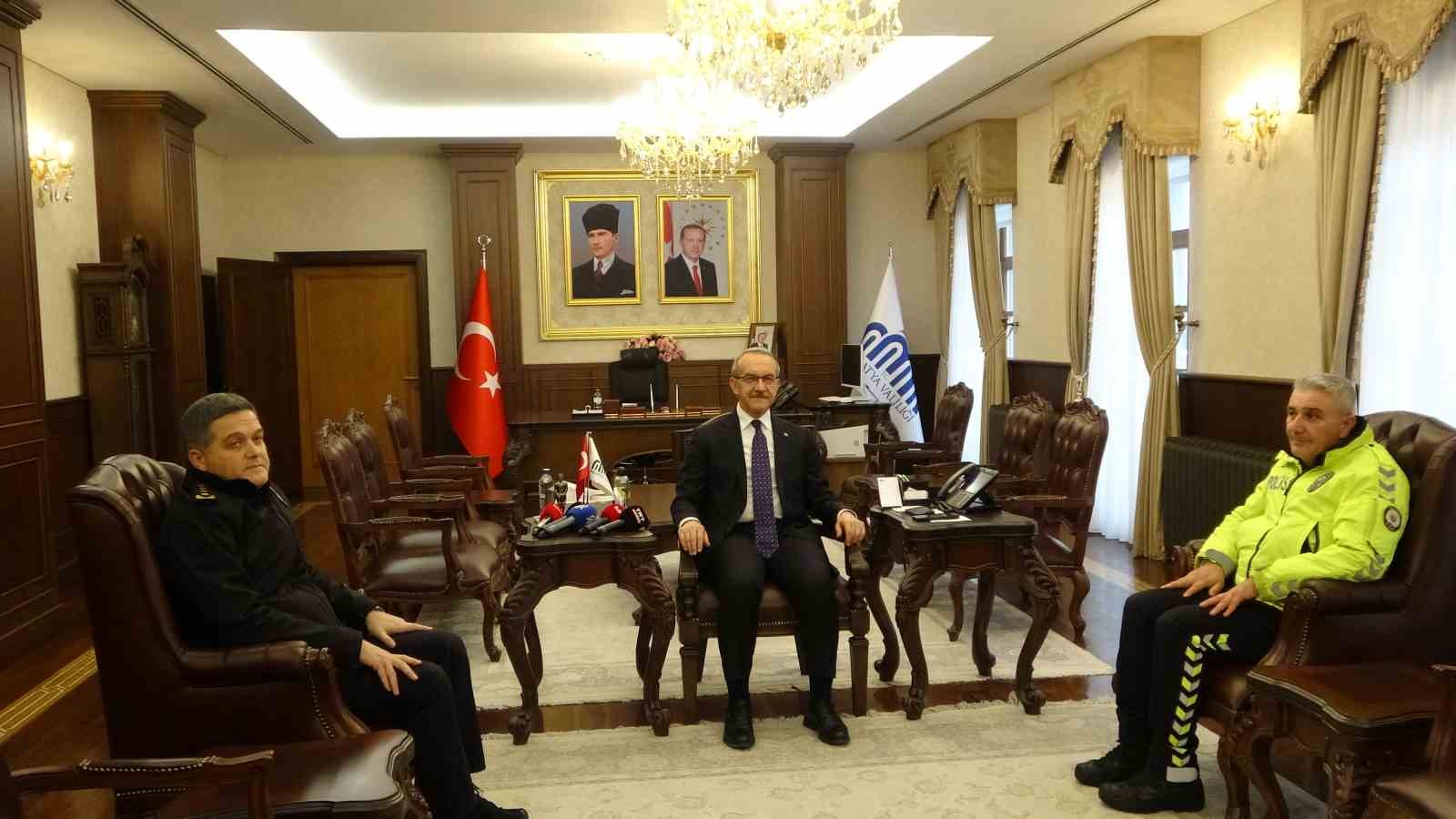 Ma&ccedil;ta &uuml;ş&uuml;yen &ccedil;ocuğa &ccedil;orabını veren polis memuru &ouml;d&uuml;llendirildi
