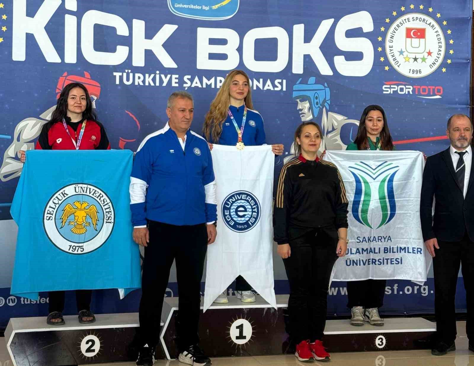 Sakaryalı &ouml;ğrenciler ringden 2 madalya ile d&ouml;nd&uuml;
