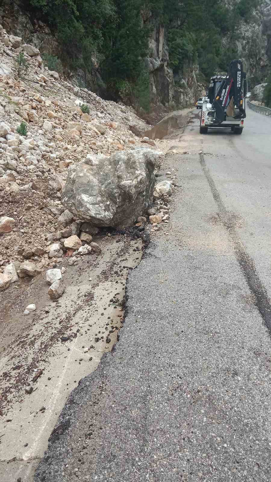 Kemer&rsquo;de k&ouml;pr&uuml;leri tıkayan tomruklar temizlendi
