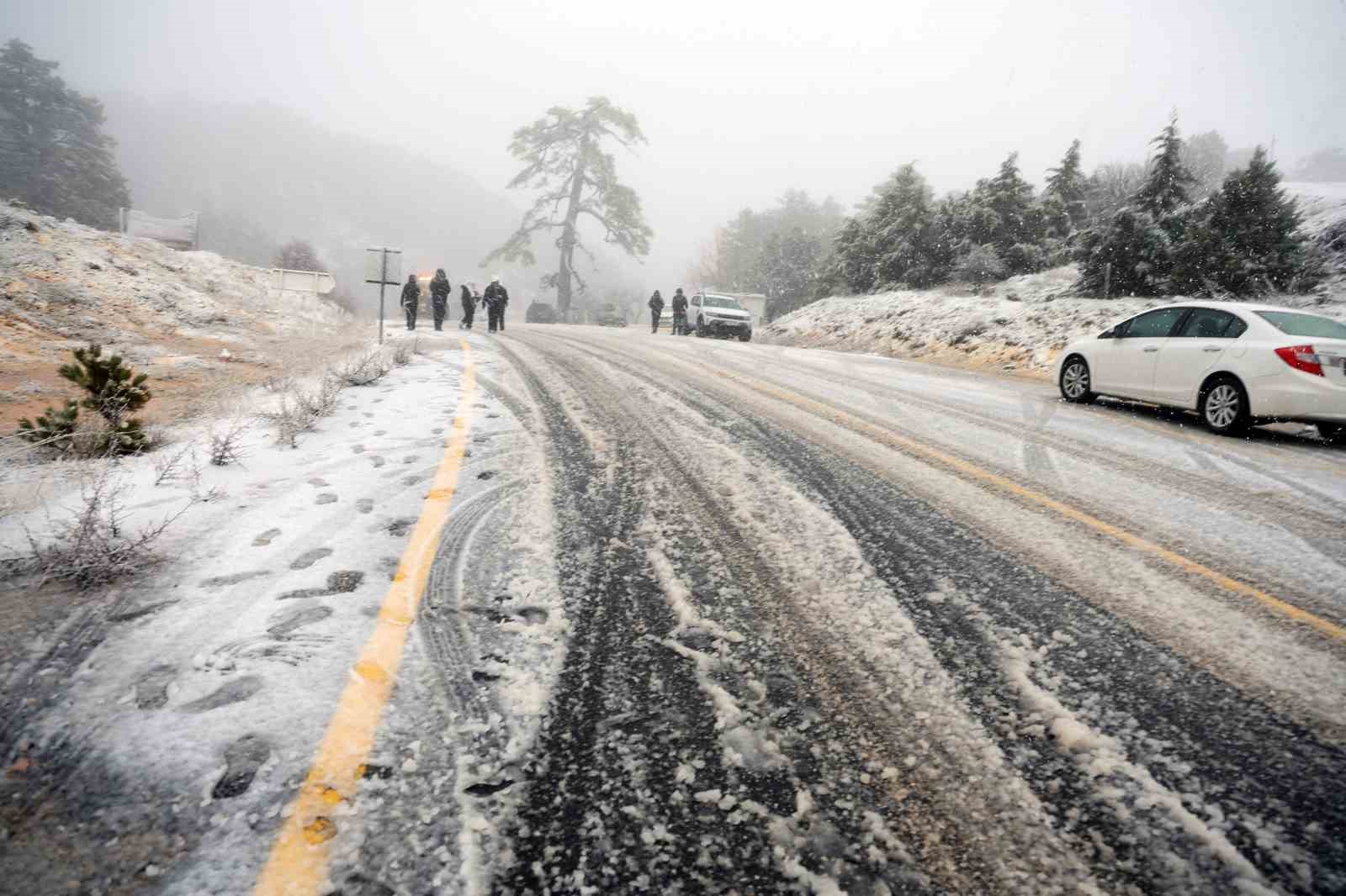 Muğla&rsquo;nın y&uuml;ksek kesimlerinde kar yağışı etkili olmaya başladı
