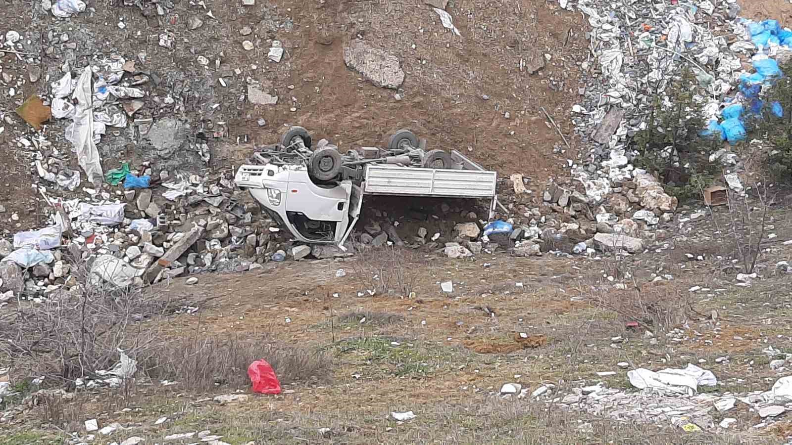 Şarampole yuvarlanan kamyonetteki 2 kişi yaralandı
