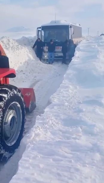 Sivas’ta yolcu midibüsü kara saplandı, mahsur kalanları muhtar kurtardı