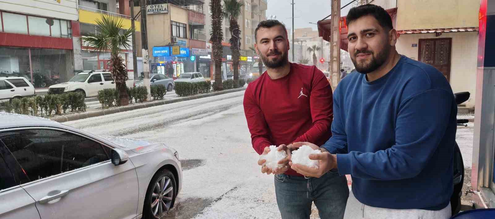 Silifke&rsquo;de dolu felaketi: Sokaklar beyaza b&uuml;r&uuml;nd&uuml;, tarım alanları zarar g&ouml;rd&uuml;
