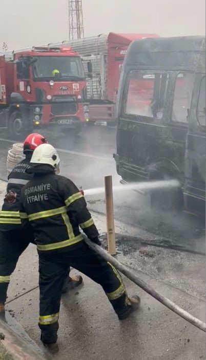 Osmaniye&rsquo;de tarım iş&ccedil;ilerini taşıyan minib&uuml;s yandı
