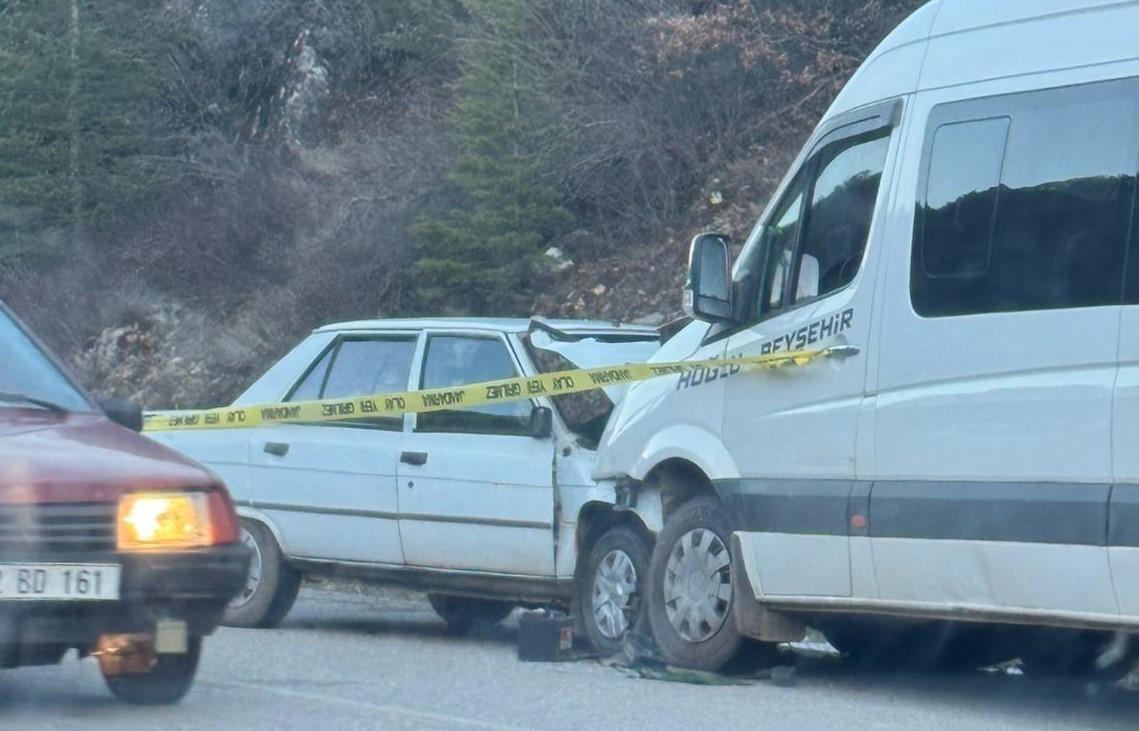 Konya’da otomobil ile yolcu minibüsü çarpıştı: 1 ölü, 1 yaralı