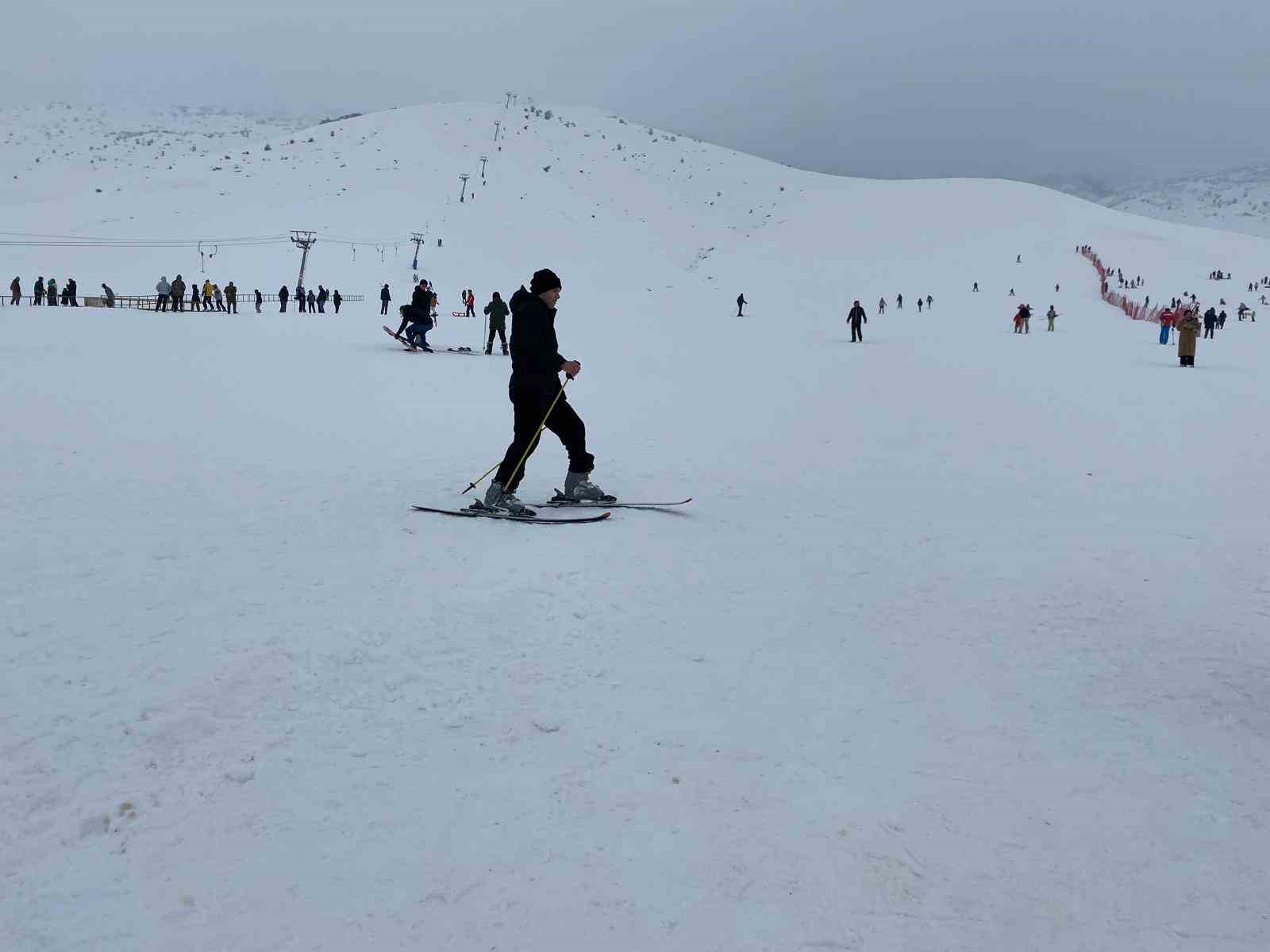 Muş &Ccedil;ocuk Evleri Sitesi&rsquo;nden &ccedil;ocuklara yarıyıl tatilinde kayak keyfi
