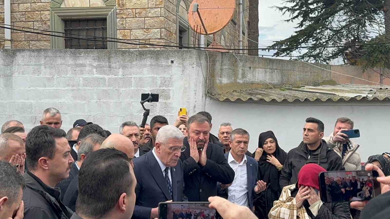 İYİ Partili Turhan &Ccedil;&ouml;mez annesini son yolculuğuna uğurladı
