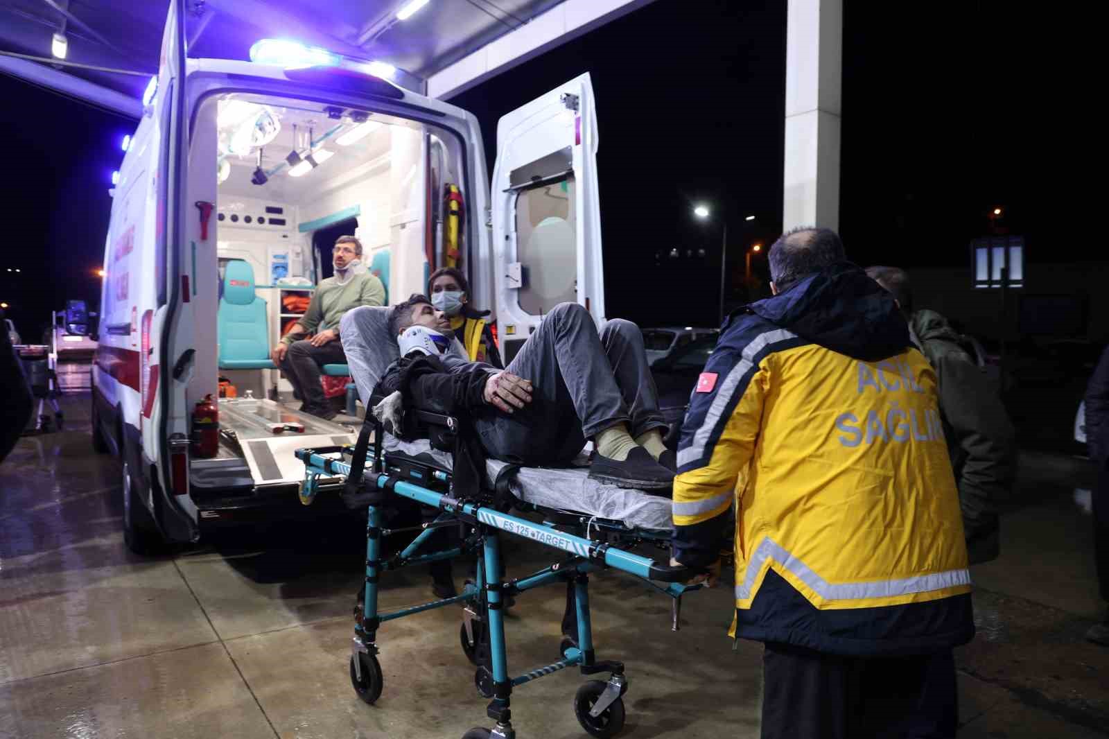 Adana’da fabrika işçilerini taşıyan minibüs devrildi: 13 yaralı