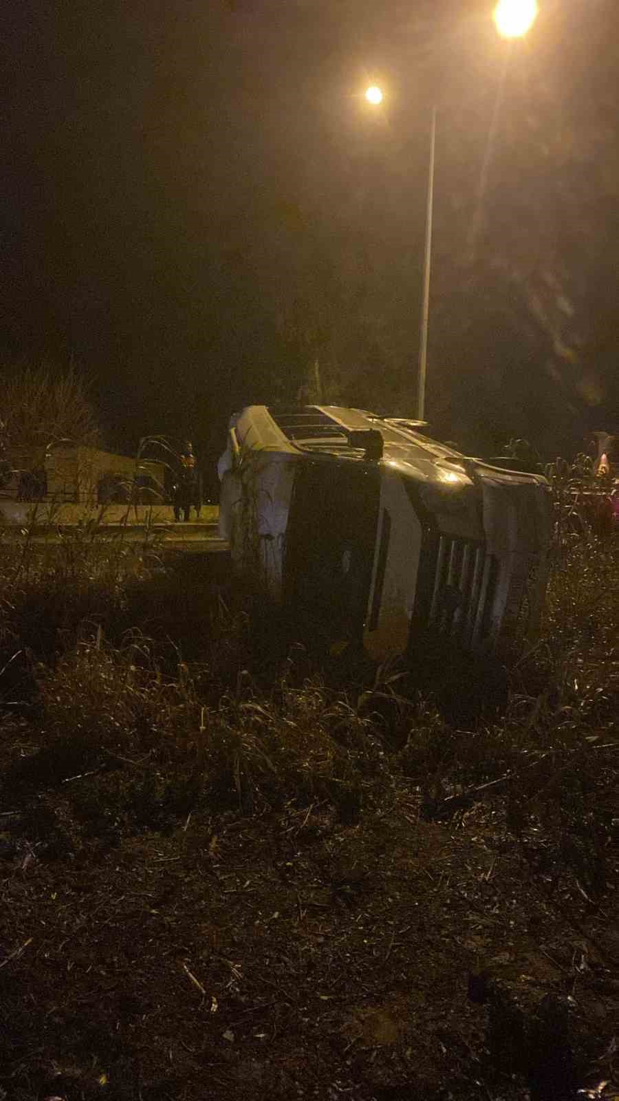 Adana&rsquo;da fabrika iş&ccedil;ilerini taşıyan minib&uuml;s devrildi: 13 yaralı
